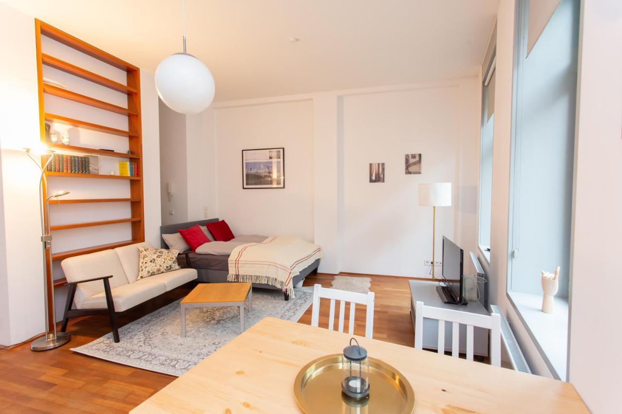 Fullhouse - - M14 - Balcony - Smarttv Apartment *